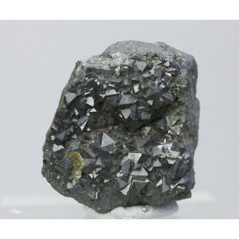 Магнетит, клинохлор, м-ние Куржункуль, Сев. Казахстан, 25х30х15 мм.